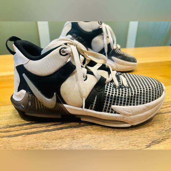 Nike Lebron James Witness Bball sneaker (youth) - Picture 8 of 15